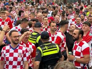 (FOTO I VIDEO) LUDNICA U ROTTERDAMU: Hrvati su ponovno pokazali da su svi kao jedno kad treba stati uz svoje!