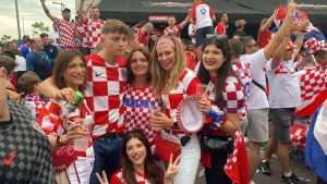 (FOTO I VIDEO) LUDNICA U ROTTERDAMU: Hrvati su ponovno pokazali da su svi kao jedno kad treba stati uz svoje!