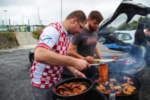 (FOTO/VIDEO) HRVATSKI MALONOGOMETNI TURNIR U IRSKOJ: Slušale se hrvatske navijačke i domoljubne pjesme, a uživalo se u prelijepoj igri (FOTO/VIDEO) HRVATSKI MALONOGOMETNI TURNIR U IRSKOJ: Slušale se hrvatske navijačke i domoljubne pjesme, a uživalo se u prelijepoj igri