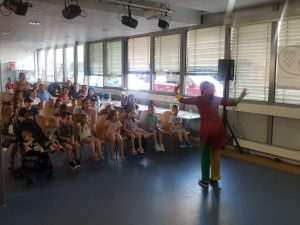 (FOTO) SUBOTNJE DRUŽENJE U STUTTGARTU: Djeca, roditelji, bake i djedovi uživali u predstavi (FOTO) SUBOTNJE DRUŽENJE U STUTTGARTU: Djeca, roditelji, bake i djedovi uživali u predstavi
