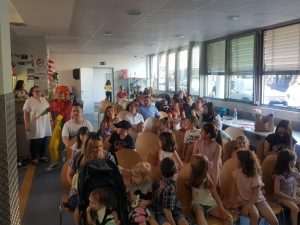 (FOTO) SUBOTNJE DRUŽENJE U STUTTGARTU: Djeca, roditelji, bake i djedovi uživali u predstavi (FOTO) SUBOTNJE DRUŽENJE U STUTTGARTU: Djeca, roditelji, bake i djedovi uživali u predstavi