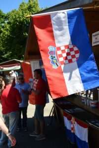 DISKRIMINIRANJE PO NACIONALNOJ OSNOVI: Hrvatima Friedrichshafena zabranjeno na svom štandu isticanje zastave i znakovlja hrvatskog naroda iz BiH DISKRIMINIRANJE PO NACIONALNOJ OSNOVI: Hrvatima Friedrichshafena zabranjeno na svom štandu isticanje zastave i znakovlja hrvatskog naroda iz BiH