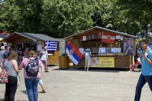 DISKRIMINIRANJE PO NACIONALNOJ OSNOVI: Hrvatima Friedrichshafena zabranjeno na svom štandu isticanje zastave i znakovlja hrvatskog naroda iz BiH DISKRIMINIRANJE PO NACIONALNOJ OSNOVI: Hrvatima Friedrichshafena zabranjeno na svom štandu isticanje zastave i znakovlja hrvatskog naroda iz BiH