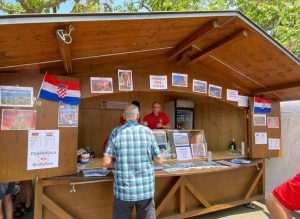 DISKRIMINIRANJE PO NACIONALNOJ OSNOVI: Hrvatima Friedrichshafena zabranjeno na svom štandu isticanje zastave i znakovlja hrvatskog naroda iz BiH DISKRIMINIRANJE PO NACIONALNOJ OSNOVI: Hrvatima Friedrichshafena zabranjeno na svom štandu isticanje zastave i znakovlja hrvatskog naroda iz BiH