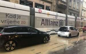 (FOTO) NIZ ULICE SE SLIJEVAJU BUJICE: Snažno nevrijeme pogodilo Zagreb i okolicu - Letjeli krovovi, padala stabla (FOTO) NIZ ULICE SE SLIJEVAJU BUJICE: Snažno nevrijeme pogodilo Zagreb i okolicu - Letjeli krovovi, padala stabla