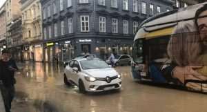 (FOTO) NIZ ULICE SE SLIJEVAJU BUJICE: Snažno nevrijeme pogodilo Zagreb i okolicu - Letjeli krovovi, padala stabla (FOTO) NIZ ULICE SE SLIJEVAJU BUJICE: Snažno nevrijeme pogodilo Zagreb i okolicu - Letjeli krovovi, padala stabla