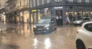 (FOTO) NIZ ULICE SE SLIJEVAJU BUJICE: Snažno nevrijeme pogodilo Zagreb i okolicu - Letjeli krovovi, padala stabla (FOTO) NIZ ULICE SE SLIJEVAJU BUJICE: Snažno nevrijeme pogodilo Zagreb i okolicu - Letjeli krovovi, padala stabla
