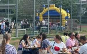 USPJEŠNA HUMANITARNA AKCIJA: Više tisuća Livnjaka i njihovih prijatelja iz Frankfurta i okolice okupilo se na 5. roštiljadi Livanjske zajednice Frankfurt USPJEŠNA HUMANITARNA AKCIJA: Više tisuća Livnjaka i njihovih prijatelja iz Frankfurta i okolice okupilo se na 5. roštiljadi Livanjske zajednice Frankfurt
