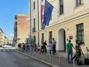 SKUP ISPRED MINISTARSTVA: Roditelji traže od hrvatske diplomacije zaštitu navijača uhićenih u Grčkoj SKUP ISPRED MINISTARSTVA: Roditelji traže od hrvatske diplomacije zaštitu navijača uhićenih u Grčkoj