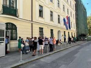 SKUP ISPRED MINISTARSTVA: Roditelji traže od hrvatske diplomacije zaštitu navijača uhićenih u Grčkoj SKUP ISPRED MINISTARSTVA: Roditelji traže od hrvatske diplomacije zaštitu navijača uhićenih u Grčkoj