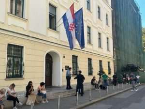 SKUP ISPRED MINISTARSTVA: Roditelji traže od hrvatske diplomacije zaštitu navijača uhićenih u Grčkoj SKUP ISPRED MINISTARSTVA: Roditelji traže od hrvatske diplomacije zaštitu navijača uhićenih u Grčkoj