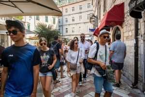 FOTO REPORTAŽA: Kotor, sve privlačnija destinacija za turiste iz cijelog svijeta, posebno se ističe po bogatoj kulturnoj baštini i prekrasnoj prirodi
