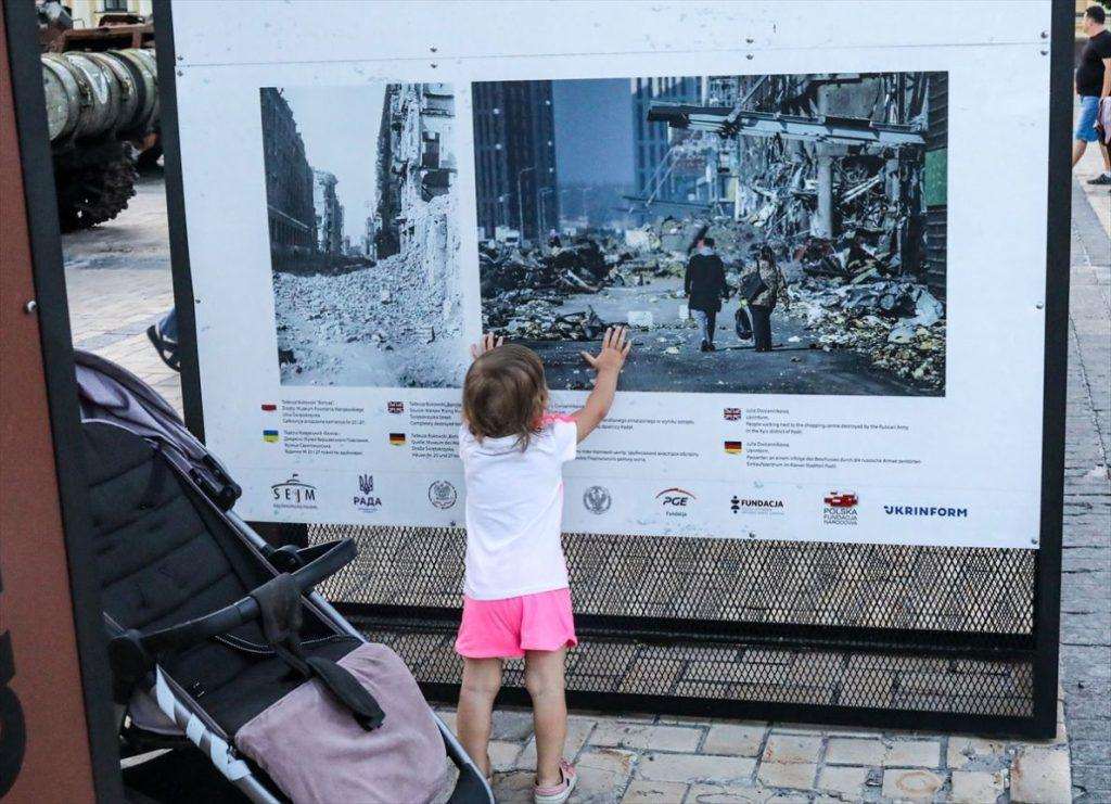 Ukrajinska djevojčica ispred slika rata u Ukrajini / Foto: Anadolu