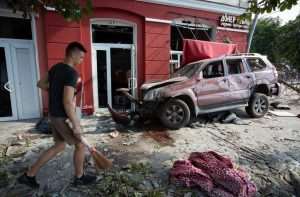 (GALERIJA) UKRAJINA: Najmanje je 7 osoba poginulo u ruskom napadu na Černjihiv