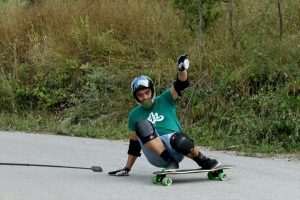UTRKE LONGBOARDERA: Longboarderi iz Europe okupili se na festivalu ekstremnog sporta u selu ispod Stare planine UTRKE LONGBOARDERA: Longboarderi iz Europe okupili se na festivalu ekstremnog sporta u selu ispod Stare planine