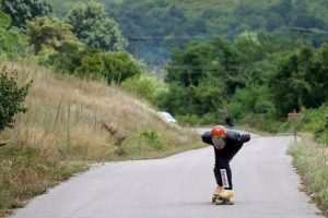 UTRKE LONGBOARDERA: Longboarderi iz Europe okupili se na festivalu ekstremnog sporta u selu ispod Stare planine UTRKE LONGBOARDERA: Longboarderi iz Europe okupili se na festivalu ekstremnog sporta u selu ispod Stare planine