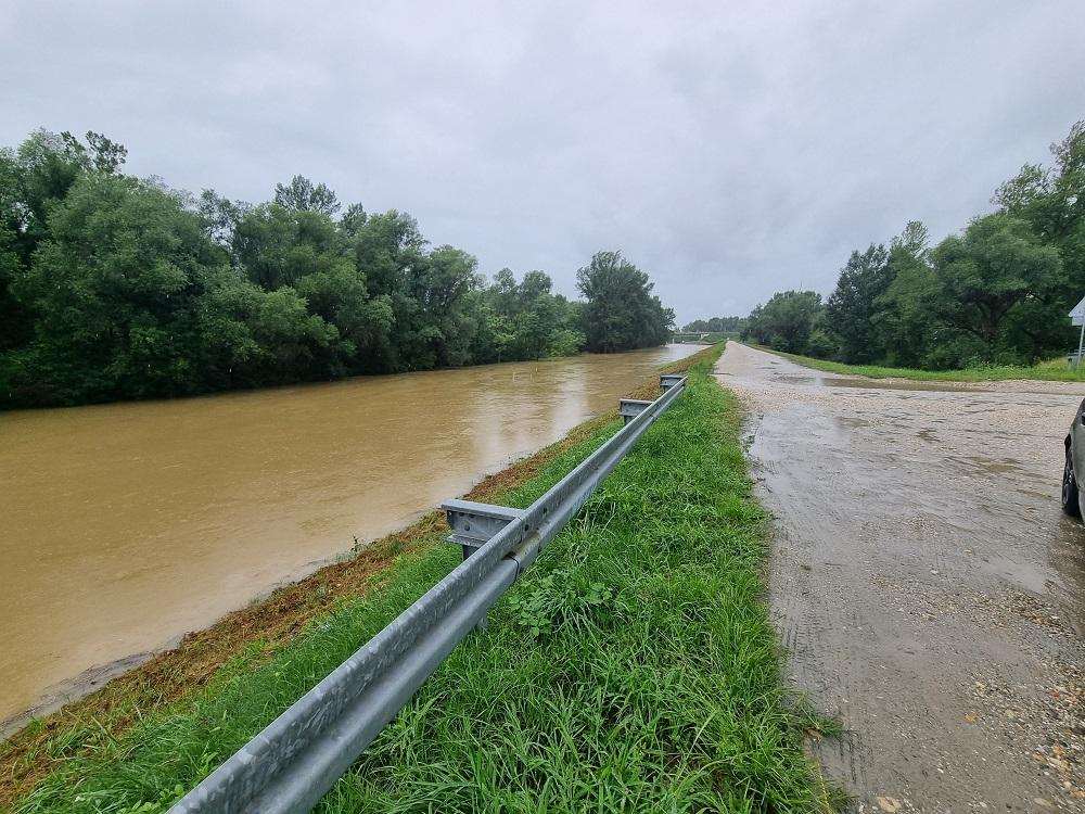 Drava ozbiljno prijeti selima uz Podravinu, prometnice zatvorne