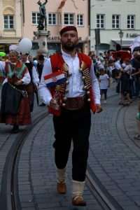 HRVATI SUDJELOVALI U ŽIVOPISNOM SPEKTAKLU U AUGSBURGU: Hrvatski ples, tradicija i kultura u šarenoj povorci HRVATI SUDJELOVALI U ŽIVOPISNOM SPEKTAKLU U AUGSBURGU: Hrvatski ples, tradicija i kultura u šarenoj povorci