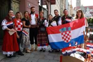 HRVATI SUDJELOVALI U ŽIVOPISNOM SPEKTAKLU U AUGSBURGU: Hrvatski ples, tradicija i kultura u šarenoj povorci HRVATI SUDJELOVALI U ŽIVOPISNOM SPEKTAKLU U AUGSBURGU: Hrvatski ples, tradicija i kultura u šarenoj povorci