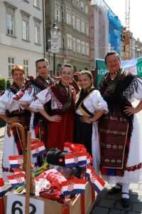 HRVATI SUDJELOVALI U ŽIVOPISNOM SPEKTAKLU U AUGSBURGU: Hrvatski ples, tradicija i kultura u šarenoj povorci HRVATI SUDJELOVALI U ŽIVOPISNOM SPEKTAKLU U AUGSBURGU: Hrvatski ples, tradicija i kultura u šarenoj povorci