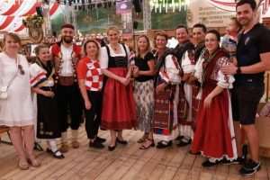 HRVATI SUDJELOVALI U ŽIVOPISNOM SPEKTAKLU U AUGSBURGU: Hrvatski ples, tradicija i kultura u šarenoj povorci HRVATI SUDJELOVALI U ŽIVOPISNOM SPEKTAKLU U AUGSBURGU: Hrvatski ples, tradicija i kultura u šarenoj povorci