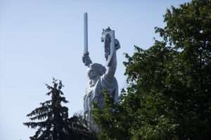 KIJEV RAŠČIŠĆAVA S PROŠLOŠĆU: Na spomenik "Domovina" umjesto sovjetskog grba postavljen ukrajinski trozubac ukrajina