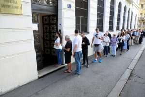 NEVJEROJATNO DUGI REDOVI ZA KUPNJU KOVANICA: Mnogi u Hrvatskoj žele prigodne kovanice od dva eura NEVJEROJATNO DUGI REDOVI ZA KUPNJU KOVANICA: Mnogi u Hrvatskoj žele prigodne kovanice od dva eura