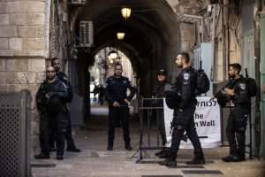(FOTO) JERUZALEM: Fanatični židovski doseljenici upali su u džamiju Al-Aksa u pratnji izraelske policije (FOTO) JERUZALEM: Fanatični židovski doseljenici upali su u džamiju Al-Aksa u pratnji izraelske policije