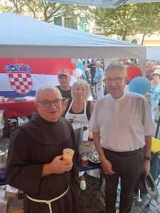 MEĐUNARODNI DAN TUĐINACA U MAINZU: Hrvatske štandove posjetili biskup Peter Kohlgraf, gradonačelnik Nino Haase, Miguel Vicente, brojni posjetitelji... MEĐUNARODNI DAN TUĐINACA U MAINZU: Hrvatske štandove posjetili biskup Peter Kohlgraf, gradonačelnik Nino Haase, Miguel Vicente, brojni posjetitelji...