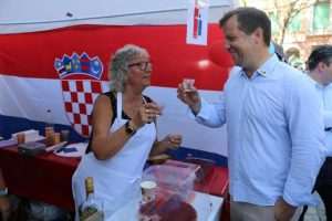 MEĐUNARODNI DAN TUĐINACA U MAINZU: Hrvatske štandove posjetili biskup Peter Kohlgraf, gradonačelnik Nino Haase, Miguel Vicente, brojni posjetitelji... MEĐUNARODNI DAN TUĐINACA U MAINZU: Hrvatske štandove posjetili biskup Peter Kohlgraf, gradonačelnik Nino Haase, Miguel Vicente, brojni posjetitelji...