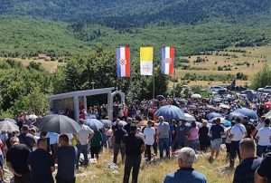 ODRŽANA KOMEMORACIJA ZA NEVINE HRVATSKE ŽRTVE KOMUNISTIČKOG REŽIMA: Na najokrutniji način su likvidirani i bačeni u Husinu jamu ODRŽANA KOMEMORACIJA ZA NEVINE HRVATSKE ŽRTVE KOMUNISTIČKOG REŽIMA: Na najokrutniji način su likvidirani i bačeni u Husinu jamu