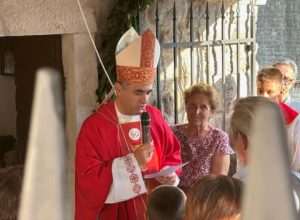 NAKON 330 GODINA U DUBROVNIKU: Biskup Glasnović služio misu i blagoslovio obnovljenu kapelicu Svetog Križa na Posatu NAKON 330 GODINA U DUBROVNIKU: Biskup Glasnović služio misu i blagoslovio obnovljenu kapelicu Svetog Križa na Posatu