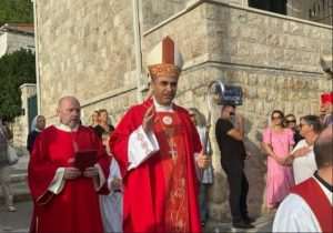 NAKON 330 GODINA U DUBROVNIKU: Biskup Glasnović služio misu i blagoslovio obnovljenu kapelicu Svetog Križa na Posatu NAKON 330 GODINA U DUBROVNIKU: Biskup Glasnović služio misu i blagoslovio obnovljenu kapelicu Svetog Križa na Posatu