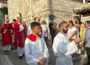 NAKON 330 GODINA U DUBROVNIKU: Biskup Glasnović služio misu i blagoslovio obnovljenu kapelicu Svetog Križa na Posatu NAKON 330 GODINA U DUBROVNIKU: Biskup Glasnović služio misu i blagoslovio obnovljenu kapelicu Svetog Križa na Posatu