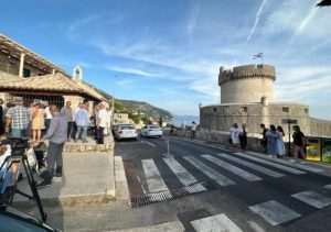 NAKON 330 GODINA U DUBROVNIKU: Biskup Glasnović služio misu i blagoslovio obnovljenu kapelicu Svetog Križa na Posatu NAKON 330 GODINA U DUBROVNIKU: Biskup Glasnović služio misu i blagoslovio obnovljenu kapelicu Svetog Križa na Posatu