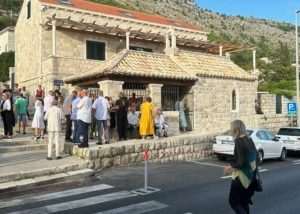 NAKON 330 GODINA U DUBROVNIKU: Biskup Glasnović služio misu i blagoslovio obnovljenu kapelicu Svetog Križa na Posatu NAKON 330 GODINA U DUBROVNIKU: Biskup Glasnović služio misu i blagoslovio obnovljenu kapelicu Svetog Križa na Posatu