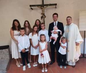 HKŽ MÜNCHEN: Kršteno osmo dijete u obitelji Franje i Žane Ivane Barišić HKŽ MÜNCHEN: Kršteno osmo dijete u obitelji Franje i Žane Ivane Barišić