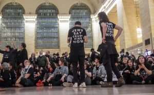 (FOTO) STOP UBIJANJU!: Američki Židovi na skupu u New Yorku zatražili trenutačni prekid vatre u Gazi