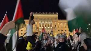 SARAJEVO: Podrška Palestincima upriličena ispred Gradske vijećnice - skup završen "učenjem Fatihe pred dušama ubijenih Palestinaca" SARAJEVO: Podrška Palestincima upriličena ispred Gradske vijećnice - skup završen "učenjem Fatihe pred dušama ubijenih Palestinaca"