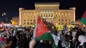 SARAJEVO: Podrška Palestincima upriličena ispred Gradske vijećnice - skup završen "učenjem Fatihe pred dušama ubijenih Palestinaca" SARAJEVO: Podrška Palestincima upriličena ispred Gradske vijećnice - skup završen "učenjem Fatihe pred dušama ubijenih Palestinaca"