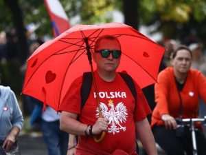 VARŠAVA: Deseci tisuća Poljaka na prosvjedu oporbe u glavnom gradu Poljske Navijač Poljske / Foto: Anadolu