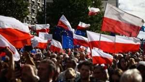 VARŠAVA: Deseci tisuća Poljaka na prosvjedu oporbe u glavnom gradu Poljske VARŠAVA: Deseci tisuća Poljaka na prosvjedu oporbe u glavnom gradu Poljske
