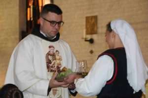 (FOTO) VELIKO SLAVLJE U WIESBADENU: Na Mladu misu fra Nikole Livaje stigao velik broj vjernika iz Wiesbadena, Frankfurta, Mainza i okolice (FOTO) VELIKO SLAVLJE U WIESBADENU: Na Mladu misu fra Nikole Livaje stigao velik broj vjernika iz Wiesbadena, Frankfurta, Mainza i okolice