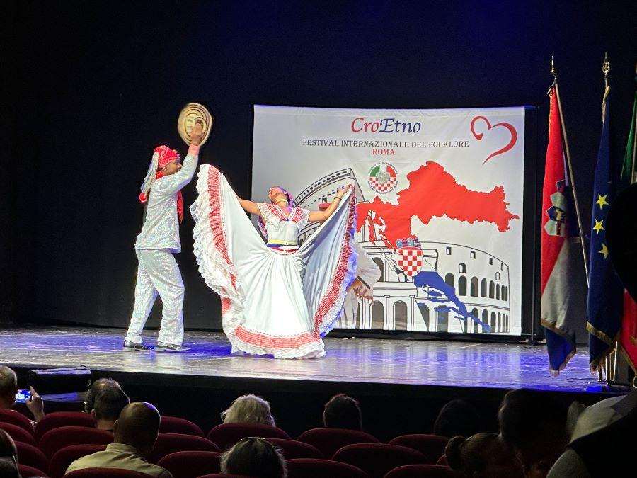 ZAJEDNO U ITALIJI: Na 3. internacionalnom CRoETnO Festivalu u središtu Rima gostovali i Hrvati iz Njemačke ZAJEDNO U ITALIJI: Na 3. internacionalnom CRoETnO Festivalu u središtu Rima gostovali i Hrvati iz Njemačke