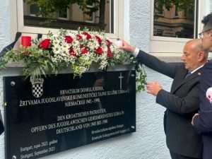 (FOTO i VIDEO) STUTTGART: Ministar Medved otkrio spomen-ploču hrvatskim žrtvama jugoslavenske komunističke UDBA-e Ministar Tomo Medved otkriva spomen-ploču hrvatskim domoljubima, žrtvama jugoslavenske komunističke tajne službe UDBA-e u Njemačkoj od 1945 — 1990 / Foto: Fenix (D. Holenda)