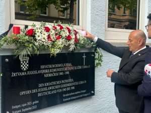 (FOTO i VIDEO) STUTTGART: Ministar Medved otkrio spomen-ploču hrvatskim žrtvama jugoslavenske komunističke UDBA-e Ministar Tomo Medved otkriva spomen-ploču hrvatskim domoljubima, žrtvama jugoslavenske komunističke tajne službe UDBA-e u Njemačkoj od 1945 — 1990 / Foto: Fenix (D. Holenda)