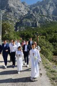 (FOTO) POSEBAN DAN ZA ČETVORICU MLADIĆA: U župi Veliko Brdo kod Makarske proslavljen blagdan sv. Jeronima i sakrament Svete Potvrde