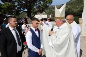 (FOTO) POSEBAN DAN ZA ČETVORICU MLADIĆA: U župi Veliko Brdo kod Makarske proslavljen blagdan sv. Jeronima i sakrament Svete Potvrde
