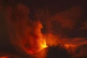 RIM: Vulkan Etna na Siciliji ponovno eruptirao i izbacuje lavu - vulkanski pepeo doseže visinu od oko 4.500 metara