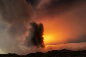 RIM: Vulkan Etna na Siciliji ponovno eruptirao i izbacuje lavu - vulkanski pepeo doseže visinu od oko 4.500 metara
